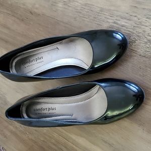 Comfort plus patent black 2 inch pump. Size 7 wide